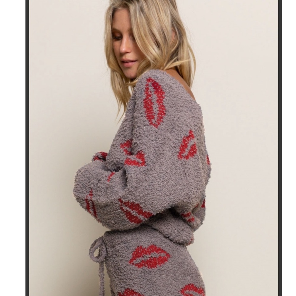 BERBER Lips V Neck pullover - Picture 3 of 5